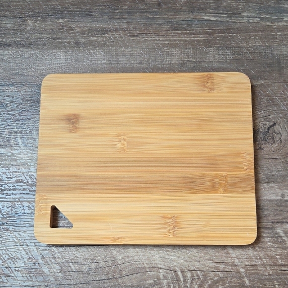 New Bamboo Cutting Board with Shell Design Carved In It - Picture 3 of 5